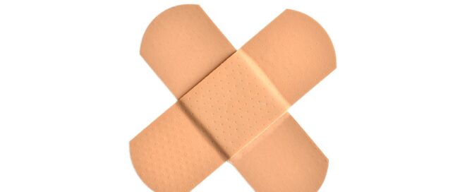 Zwei Pflaster wurden übereinander zu einem Kreuz geklebt.