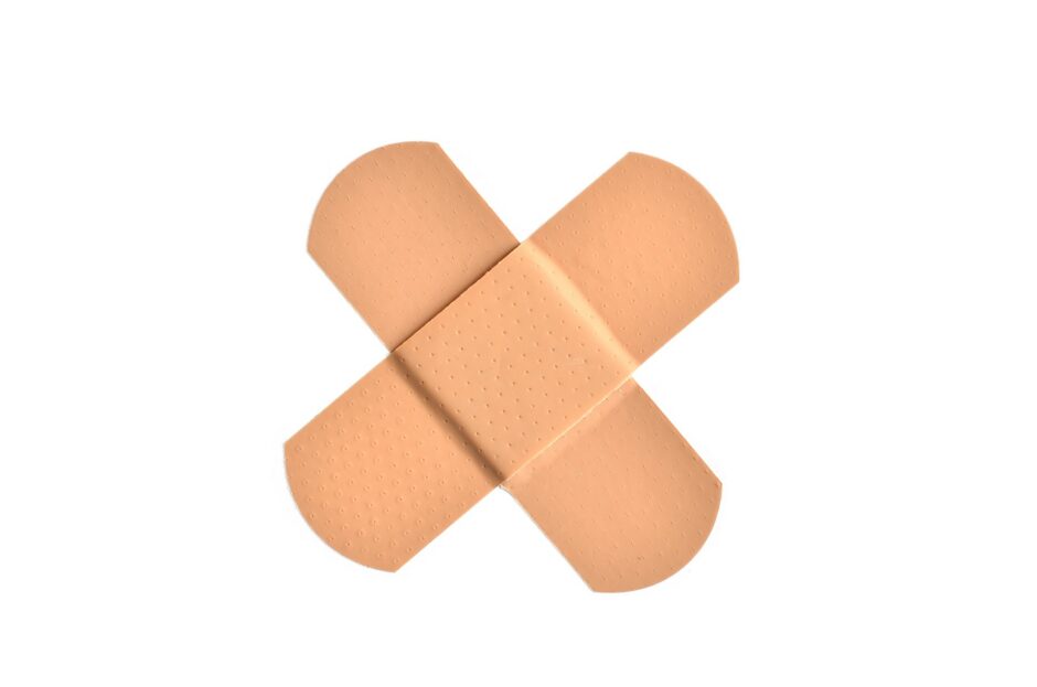Zwei Pflaster wurden übereinander zu einem Kreuz geklebt.