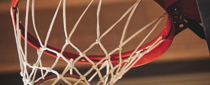 Ein Basketball fällt durch einen Basketballkorb.