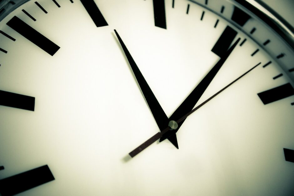 Ein Ziffernblatt einer Uhr zeigt auf zehn Uhr.