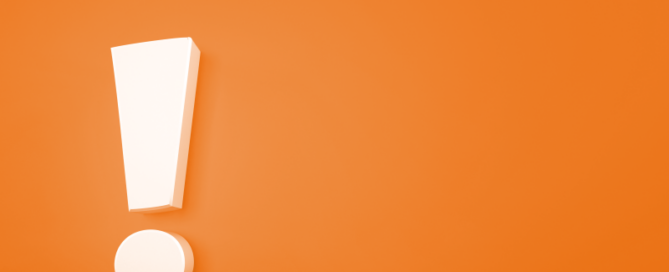 Ein weißes Ausrufezeichen vor orangefarbenem Hintergrund.