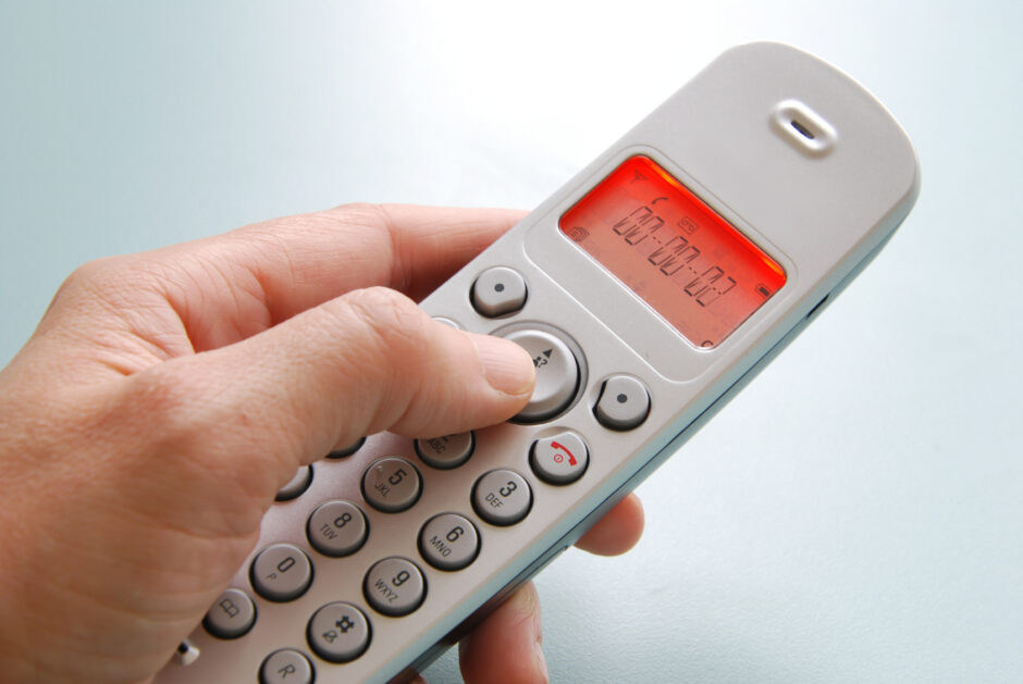 Ein Telefon, dessen Display leuchtet.