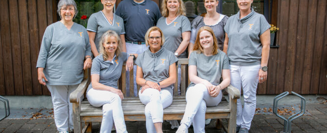 Das Team der Praxis Konzen Monschau in neuen Arbeits-T-Shirts.