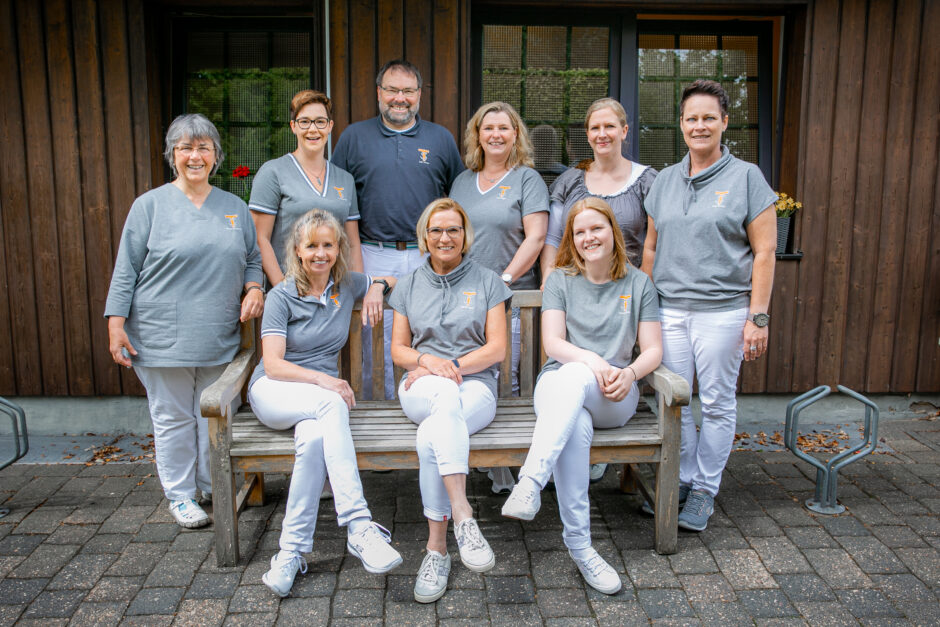 Das Team der Praxis Konzen Monschau in neuen Arbeits-T-Shirts.