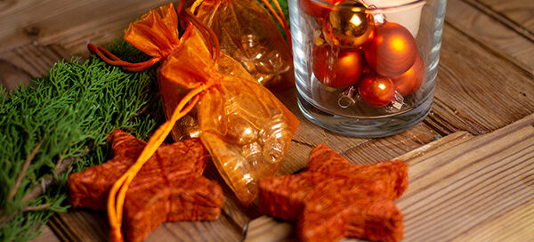 Ein weihnachtliches Arrangement aus Kugeln, Sternen und Zweigen.