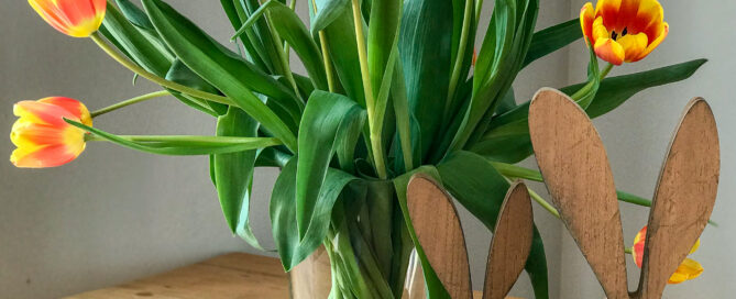 Ein Strauß Tulpen steht auf einem Tisch.