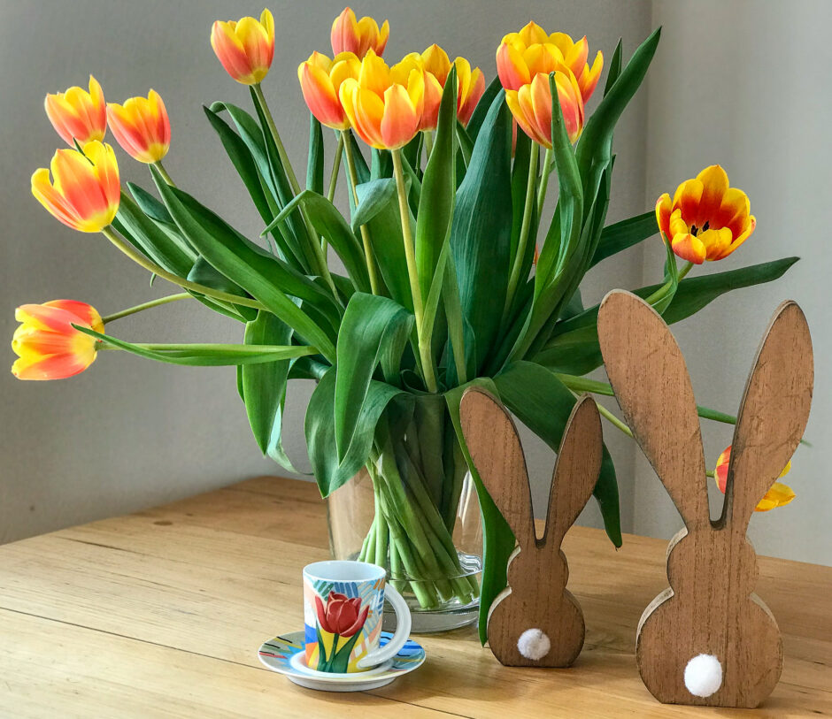 Ein Strauß Tulpen steht auf einem Tisch.