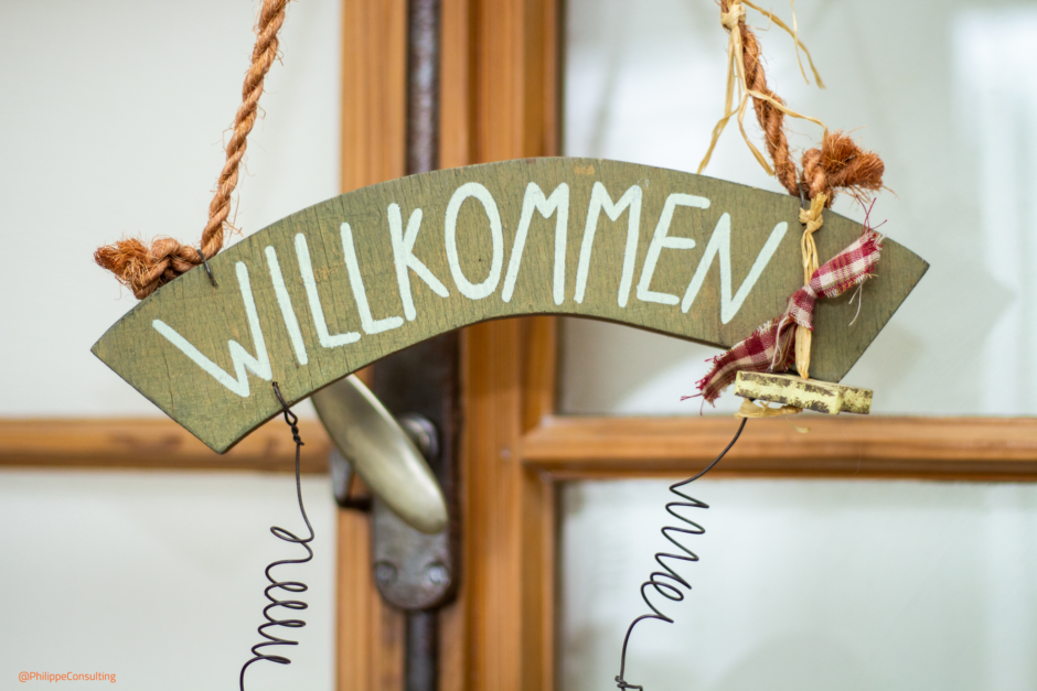 Ein Türschild auf dem das Wort "Willkommen"steht.
