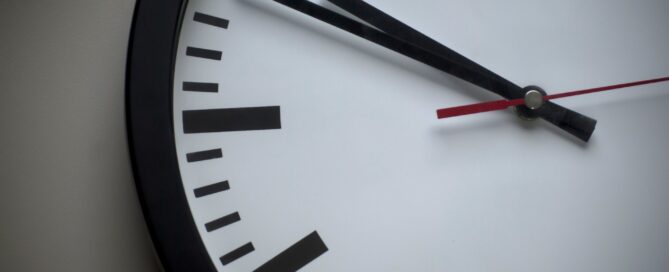 Zieffernblatt einer Uhr.