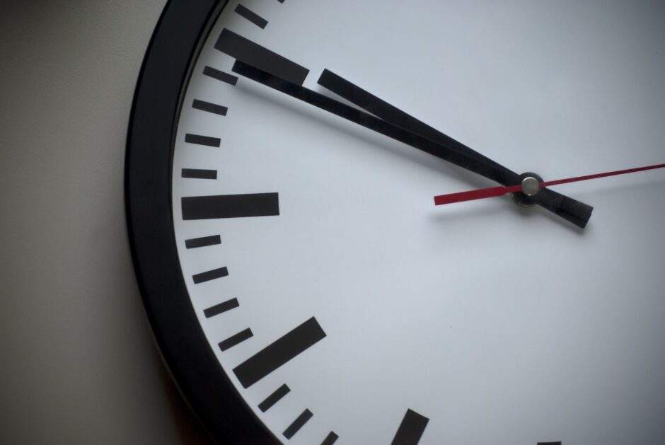Zieffernblatt einer Uhr.