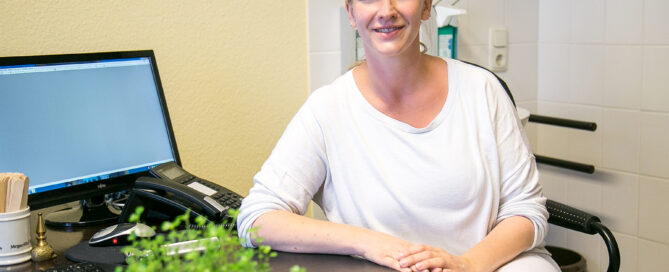 Kerstin Tharau sitz an ihrem Schreibtisch in der Praxis Konzen Monschau.