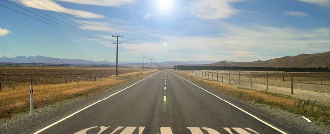 Auf einen Highway ist das Wort "Start" geschrieben, der Blick geht gen Horizont.