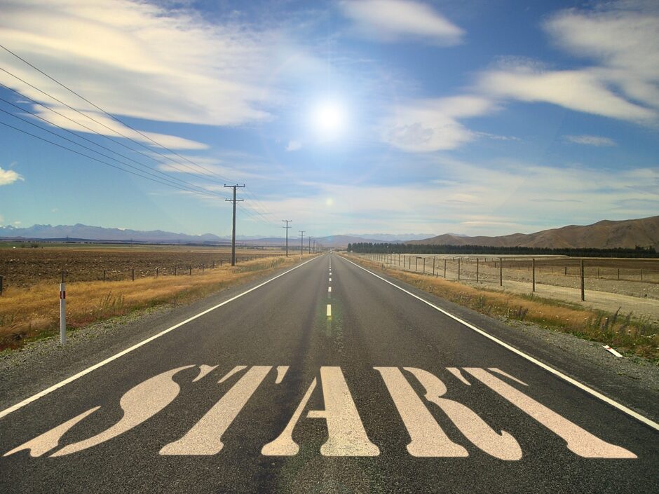 Auf einen Highway ist das Wort "Start" geschrieben, der Blick geht gen Horizont.