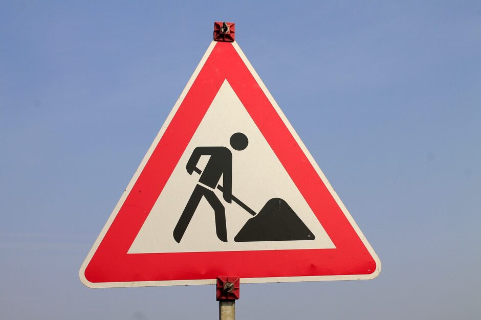 Ein Straßenschild, das auf bauarbeiten hinweist.