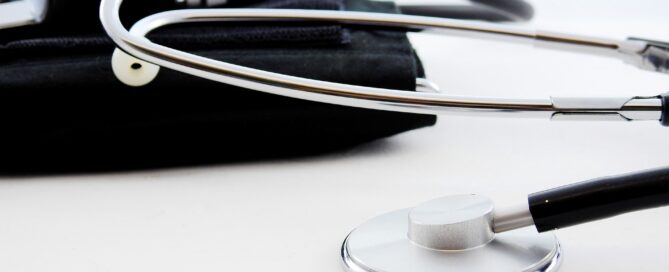 Ein Blutdruckmessgerät und ein Stetoskop liegen nebeneinander.