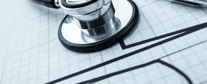 Eine Kurve eines EKGs und ein Stetoskop.