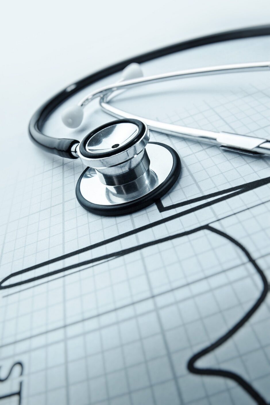 Eine Kurve eines EKGs und ein Stetoskop.