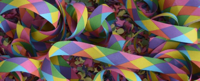 Luftschlangen und Konfetti.