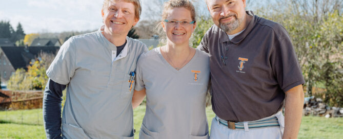 Das Team der Hausarztpraxis Konzen: Jonas Engels, Dr. Stephanie Eckert und Sven Teusen.