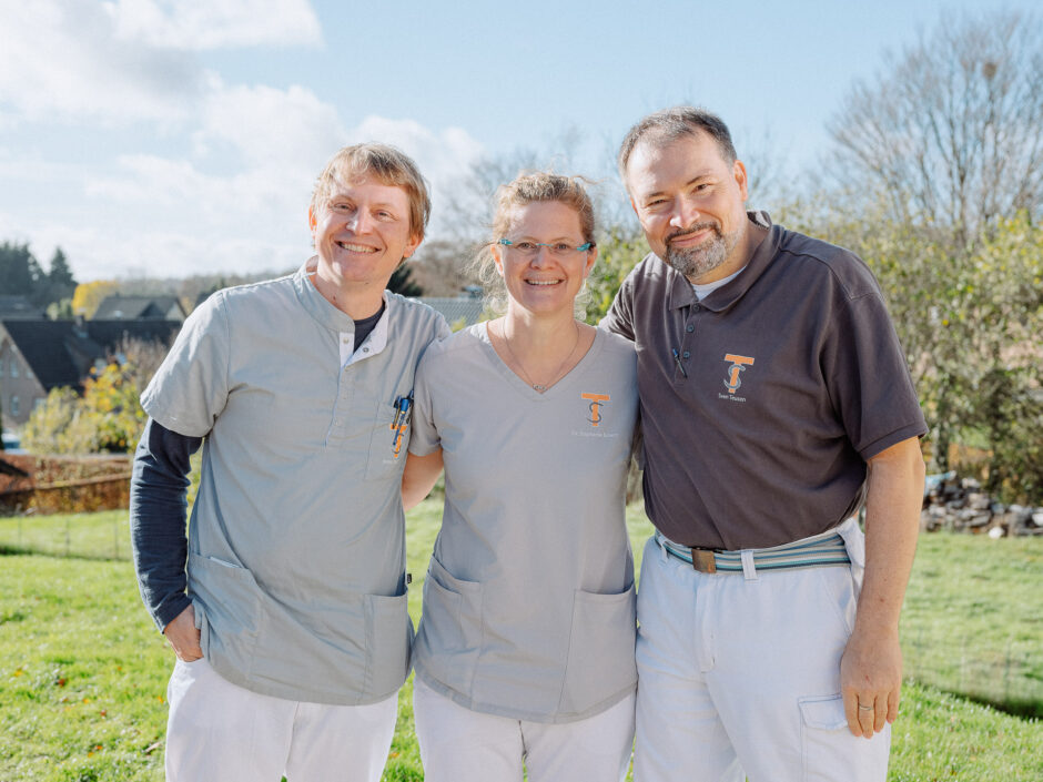 Das Team der Hausarztpraxis Konzen: Jonas Engels, Dr. Stephanie Eckert und Sven Teusen.