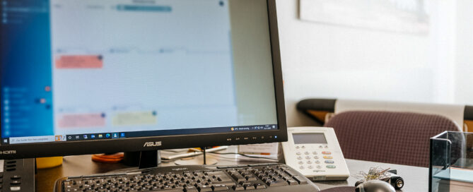 Ein Computerbildschirm steht auf einem Schreibtisch.