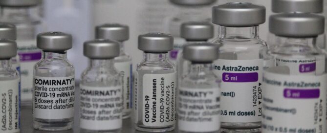 Mehrere Ampullen mit Impfstoff stehen nebeneinander.