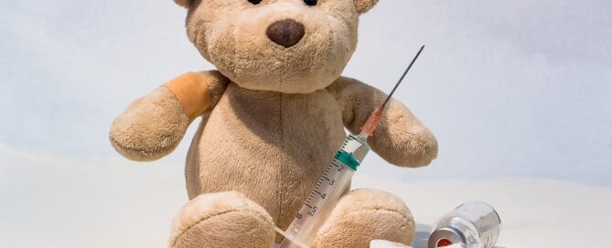 Ein Teddybär mit medizinischen Utensilien.