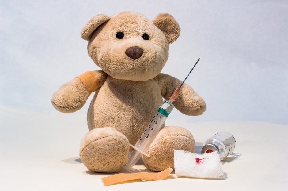 Ein Teddybär mit medizinischen Utensilien.